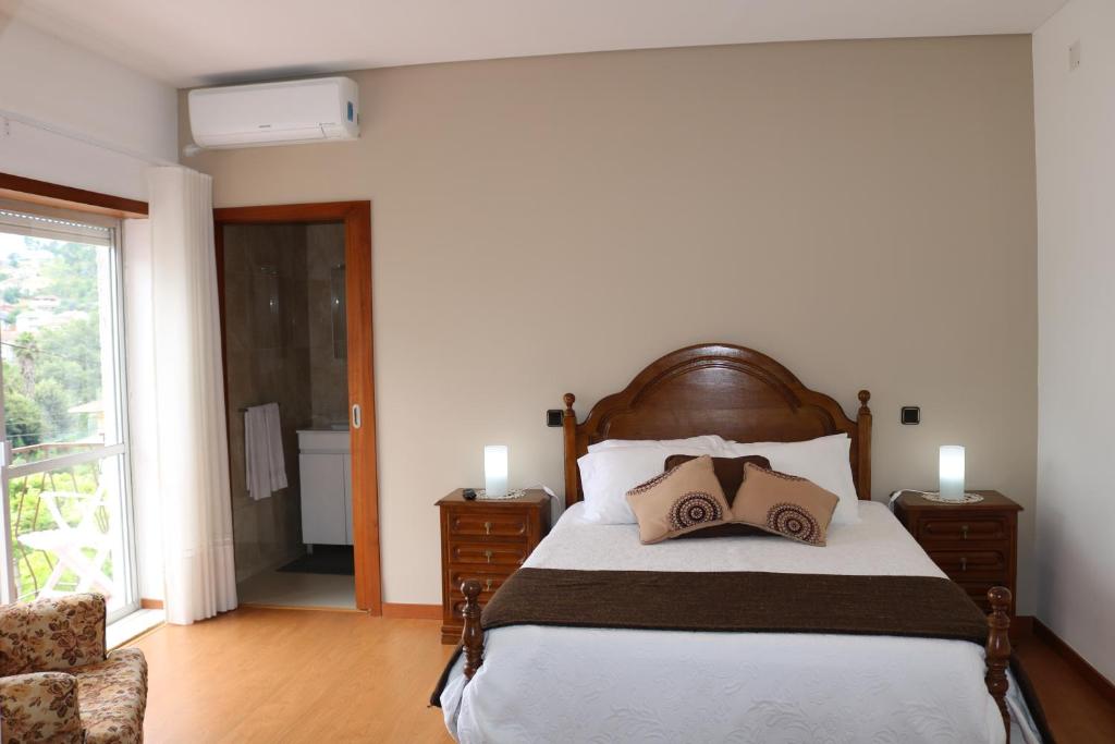 卡尔德拉斯阿罗哈蒙托科雷亚酒店的一间卧室配有一张带两个枕头的床
