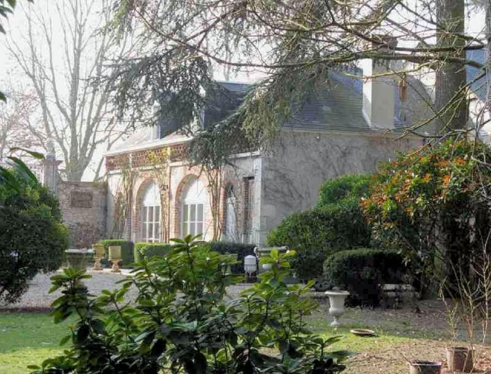 Mer勒斯日维斯德拉特内酒店的一座带花园的古老房子