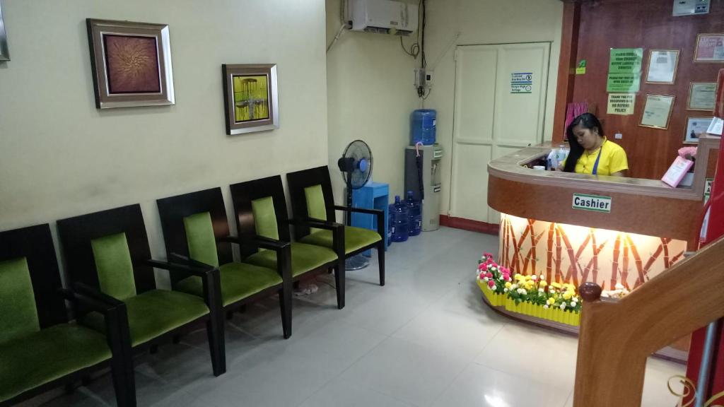 哥打巴托Jeamco Royal Hotel-Cotabato的医院等候室的女人