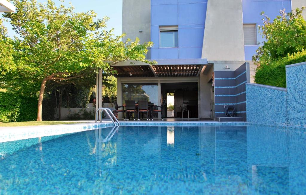 帕利乌里翁Deluxe 3BD Pool Villa in Chrousso beach Paliouri的大楼前的游泳池