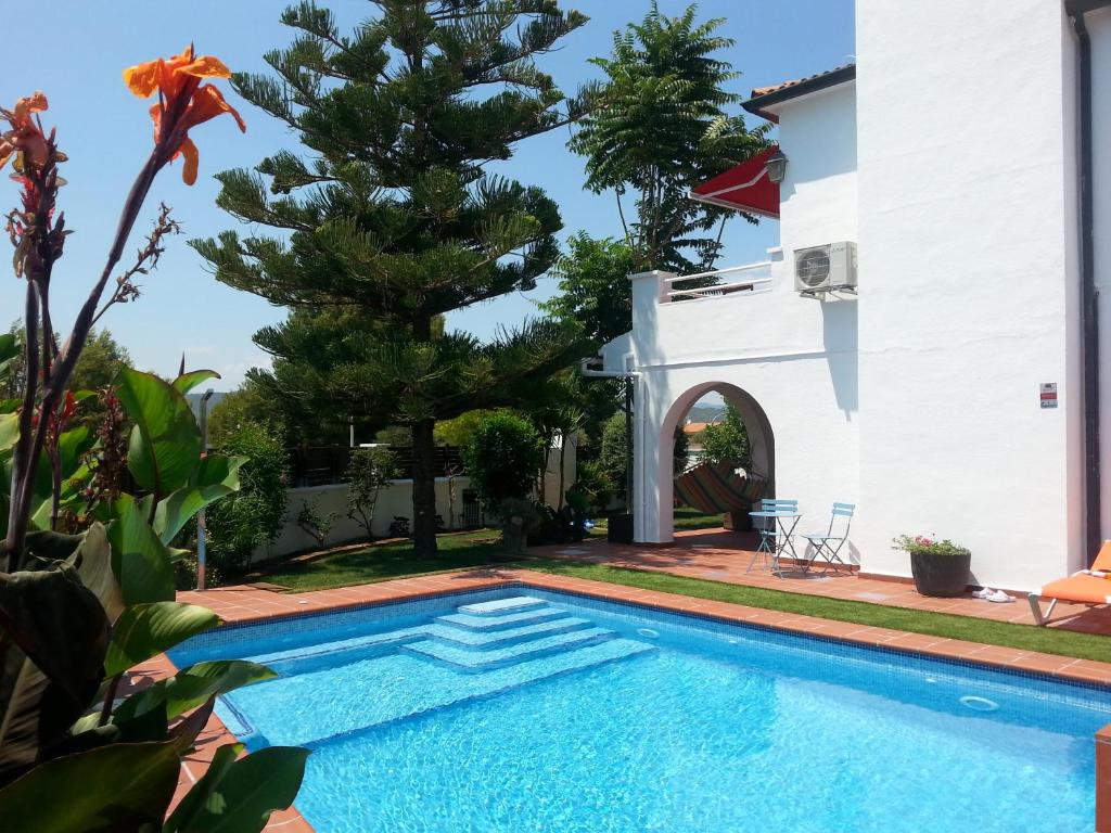 埃勒凡达尔Villa Habana的别墅后院的游泳池