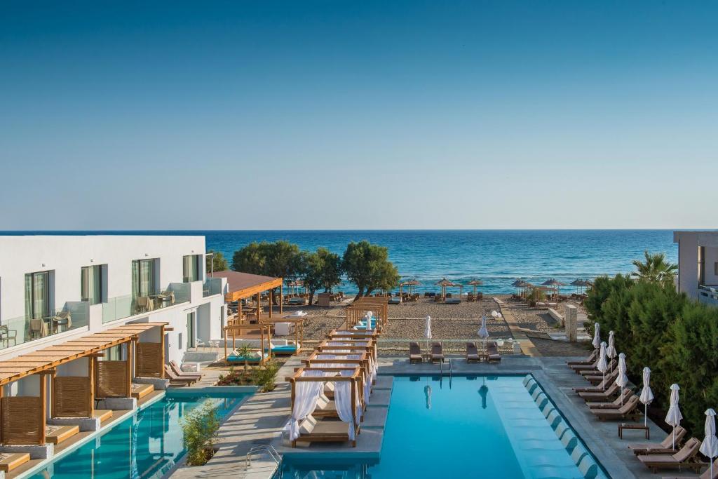 阿默达拉-伊拉克利翁Paralos Lifestyle Beach Adults Only的一座带游泳池和海洋的酒店