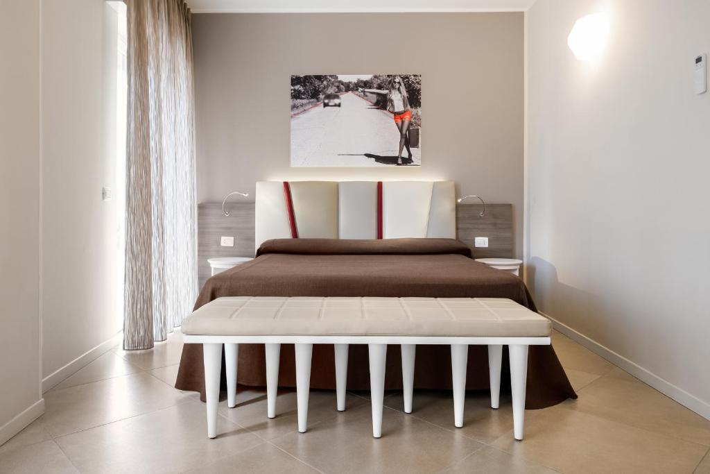 维罗纳维罗纳住宿加早餐旅馆的一间卧室配有一张带白色床头板的床