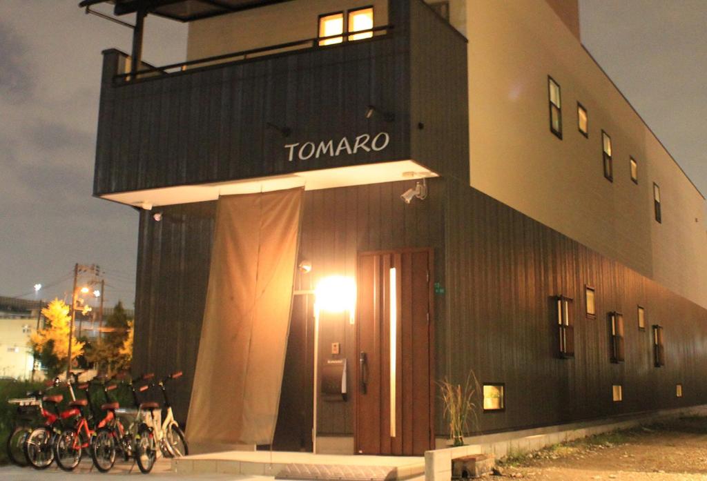大阪TOMARO大阪湾旅馆的一座建筑前面停放着自行车
