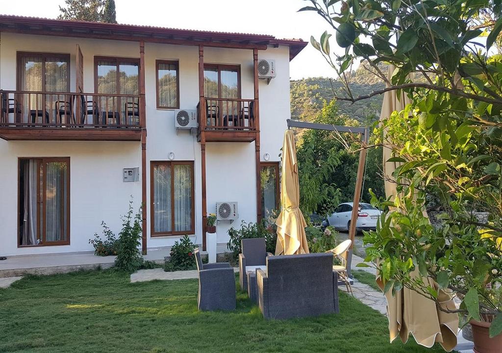 梅苏迪耶镇Aydeniz Otel的前面有草坪的房子