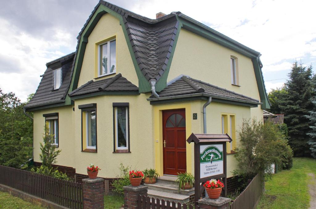吕本瑙Zum Dorfschullehrer的一间黄色的小房子,有红色的门