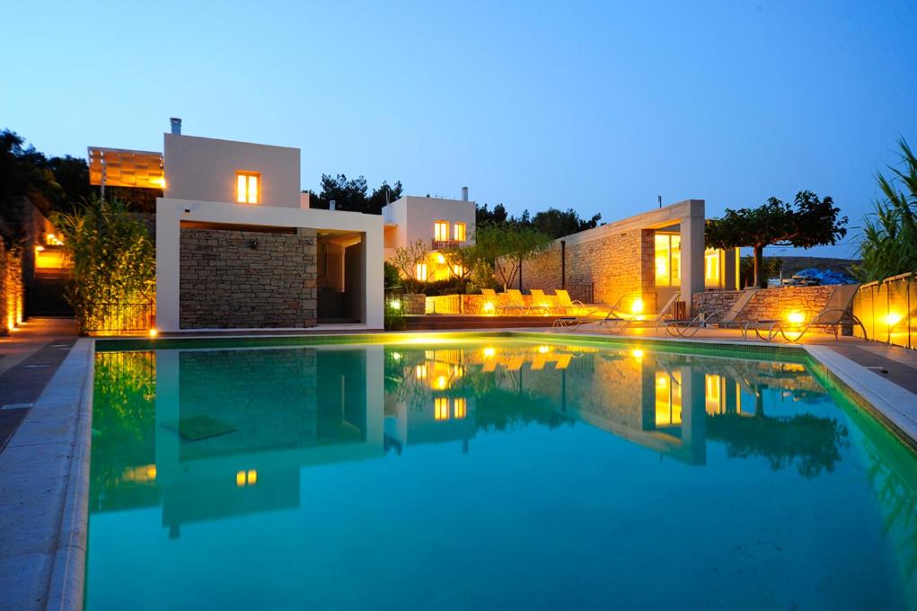 Kálamos KythiraPetrokalli Houses的夜间在房子前面的游泳池