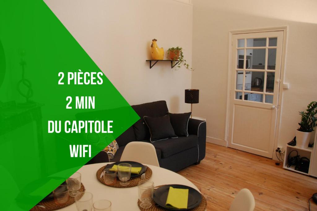 图卢兹L'authentique - Coeur de ville的客厅配有沙发和桌子