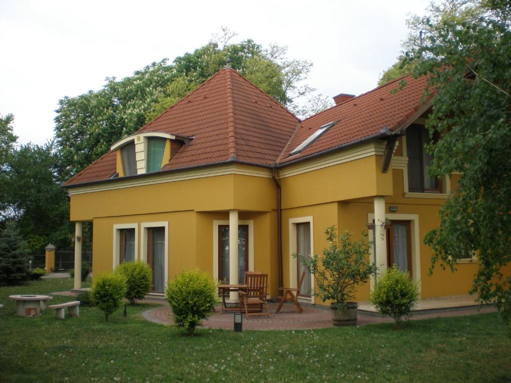 维拉尼Anonim Vendégház的黄色的房屋,有红色的屋顶