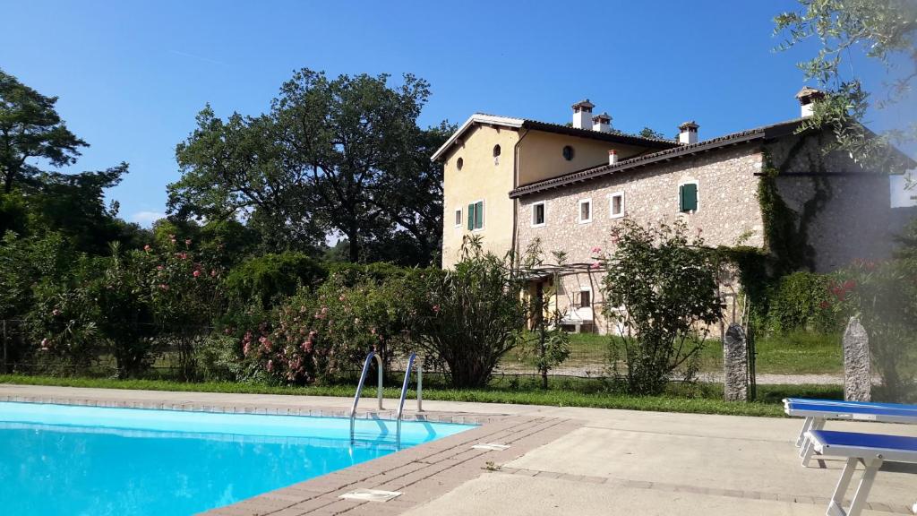 Castion VeroneseIl rovero的一座古老的建筑,前面有一个游泳池