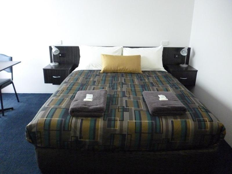 科拉克奥特威门汽车旅馆的一间卧室配有一张床,上面有两条毛巾