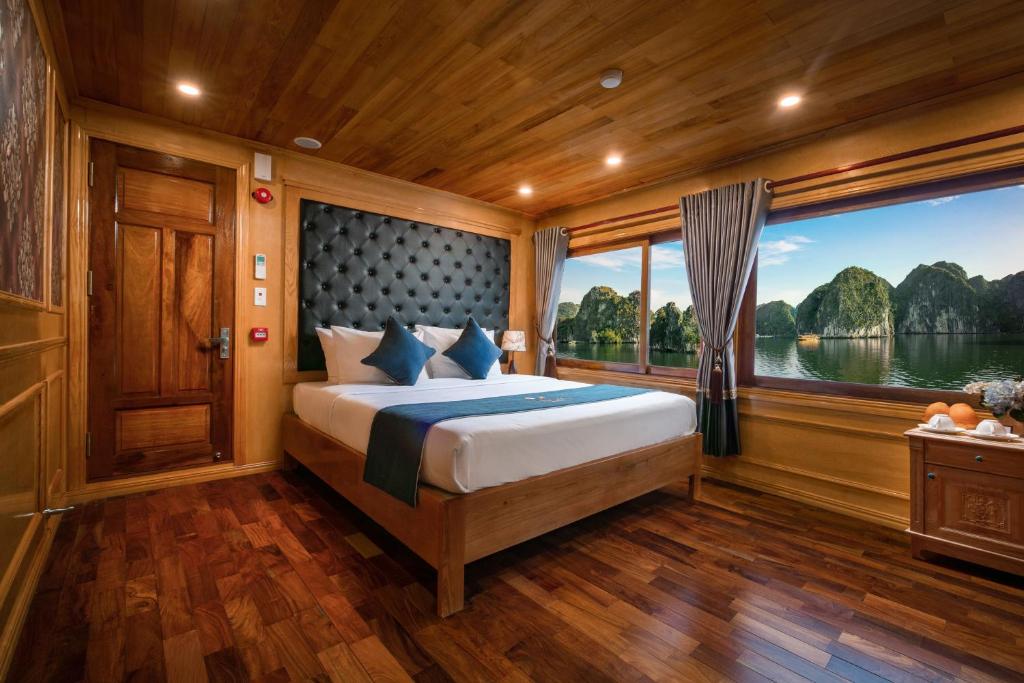 下龙湾Venezia Cruises的一间卧室设有一张床和一个大窗户