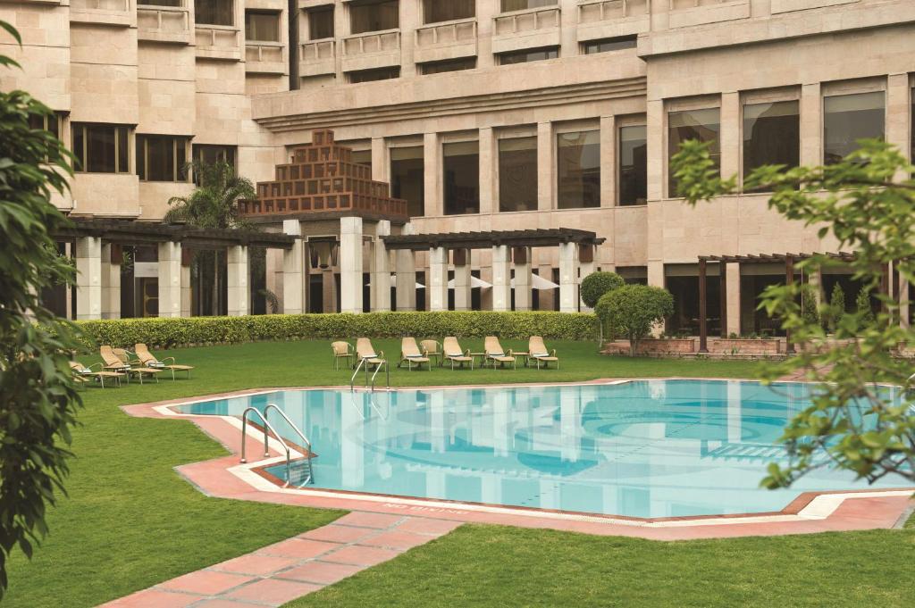 新德里新德里凯悦酒店 的大楼前的游泳池