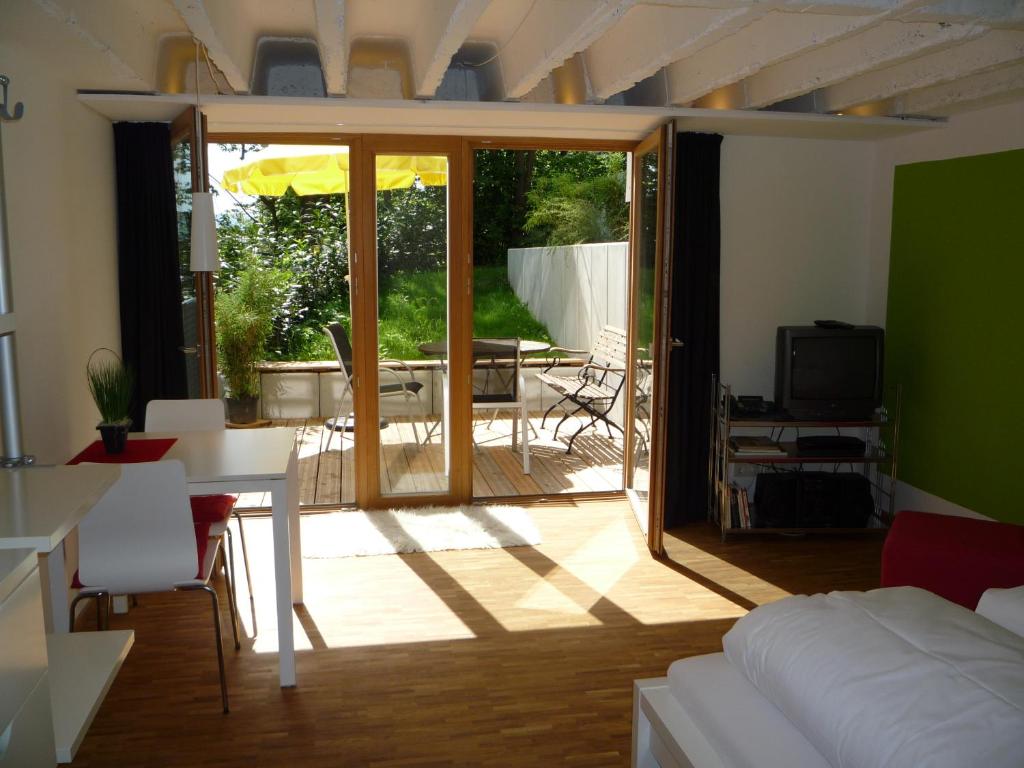 康斯坦茨Ferienwohnung Hübschle的客厅设有通往庭院的门。