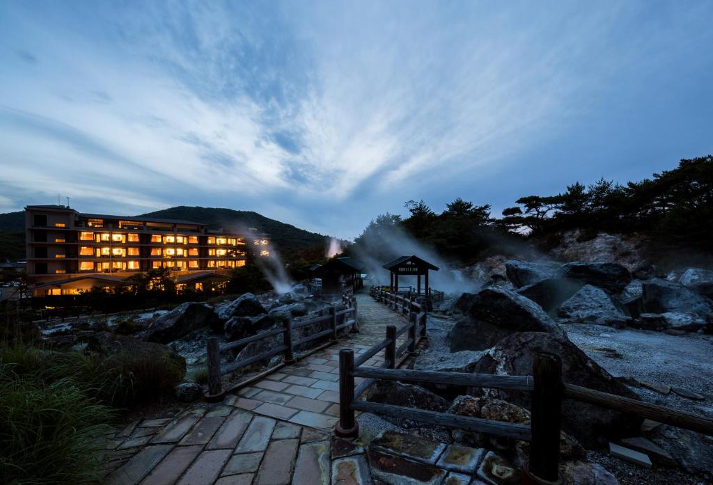 云仙市云仙九州酒店的山中一座建筑的酒店