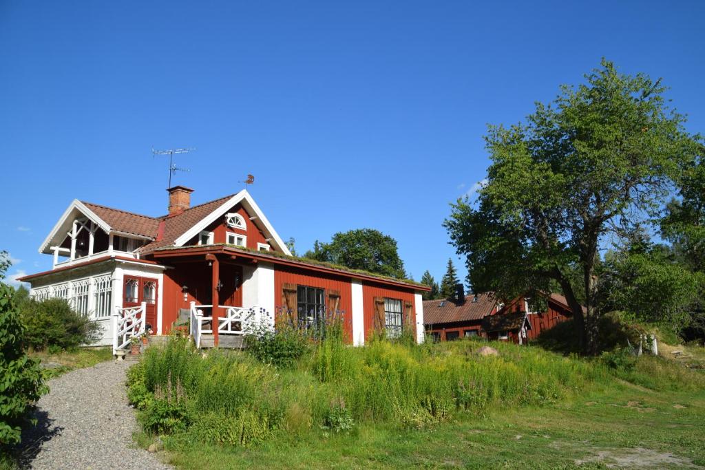 卡特琳娜霍尔姆Björnåsen Bear Hill的山顶上的一个红白色房子