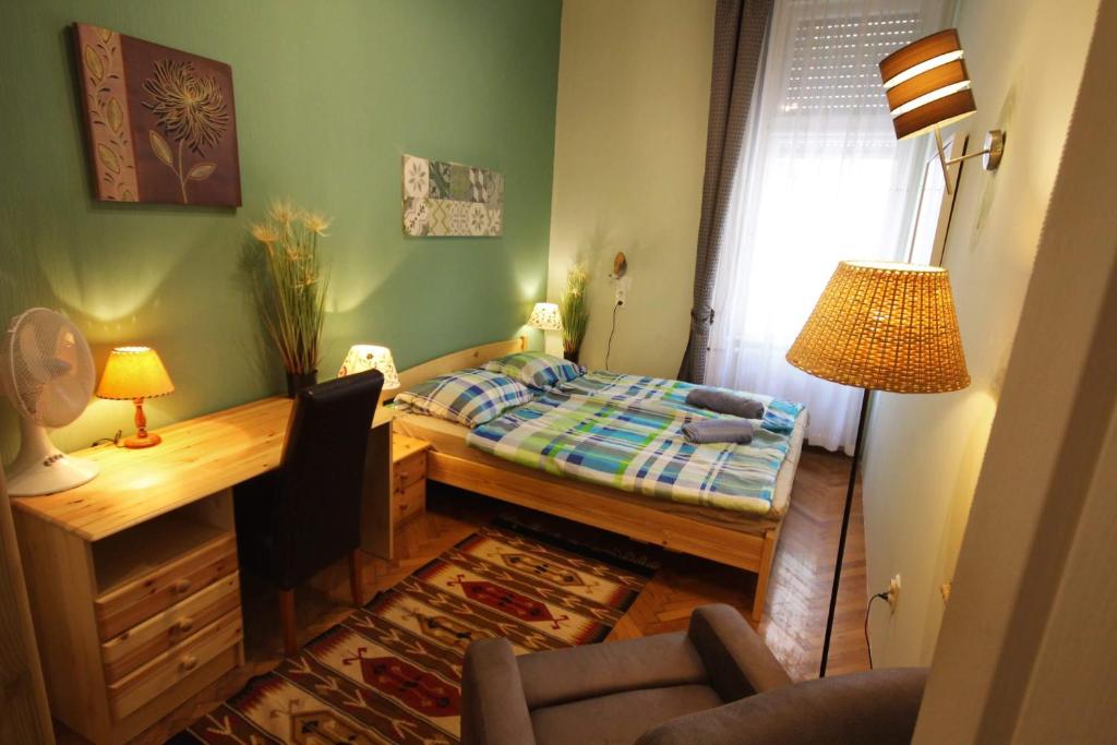 布达佩斯佩斯托旅馆的一间小卧室,配有一张床和一张书桌