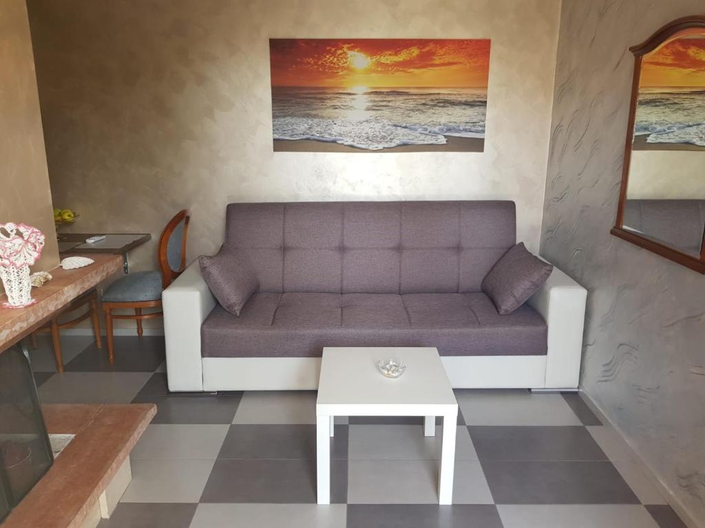 蓬特加莱里亚Dana的客厅配有沙发和桌子