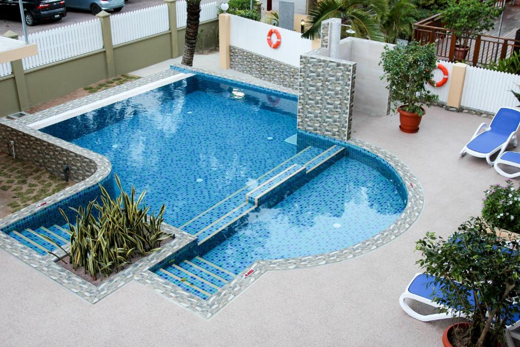 贝圣安那独木舟旅馆的享有庭院游泳池的顶部景色