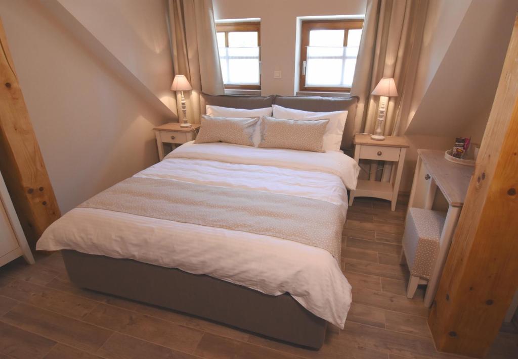 卢布尔雅那Janez Rooms的卧室配有一张带白色床单和枕头的大床。