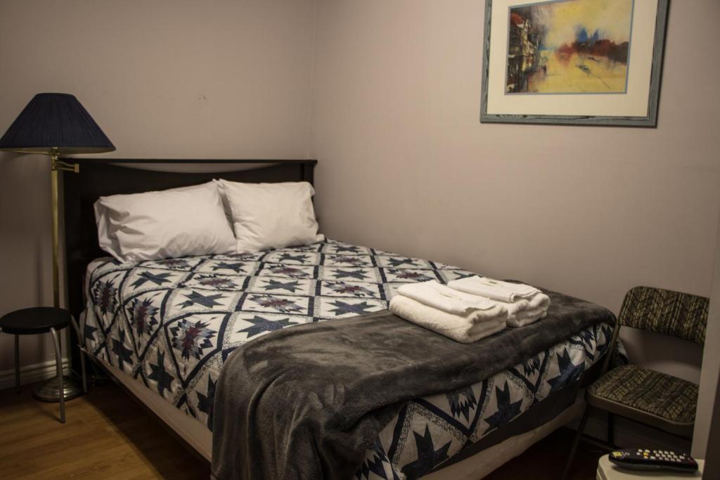 多伦多圣劳伦斯套房公寓的一间卧室配有一张床,上面有两条毛巾