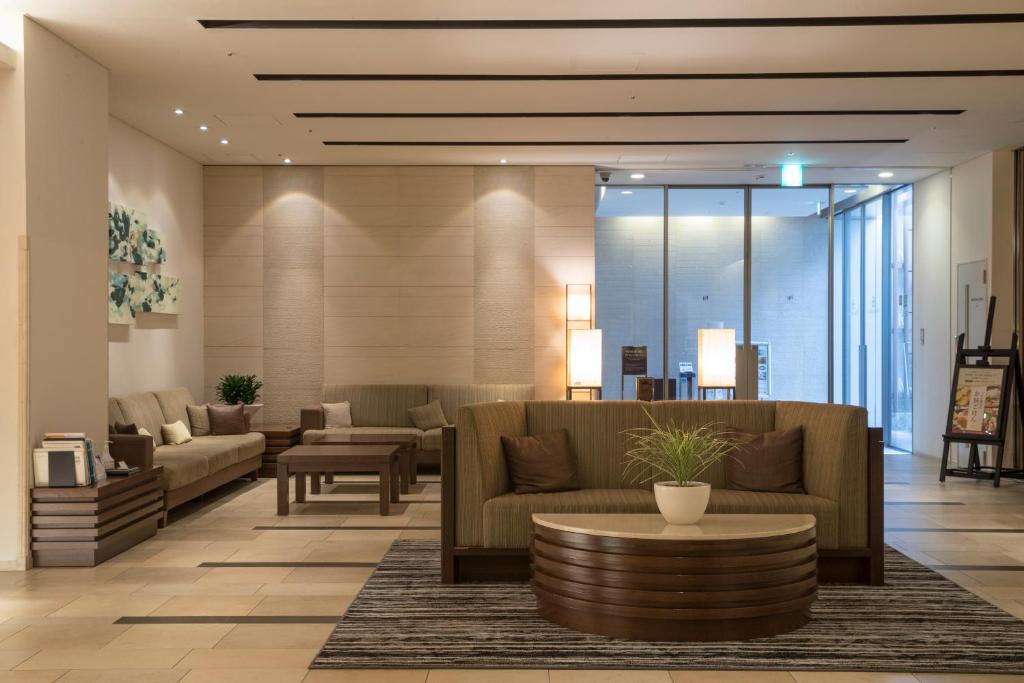 熊本里士满熊本新市街酒店的带沙发和咖啡桌的客厅