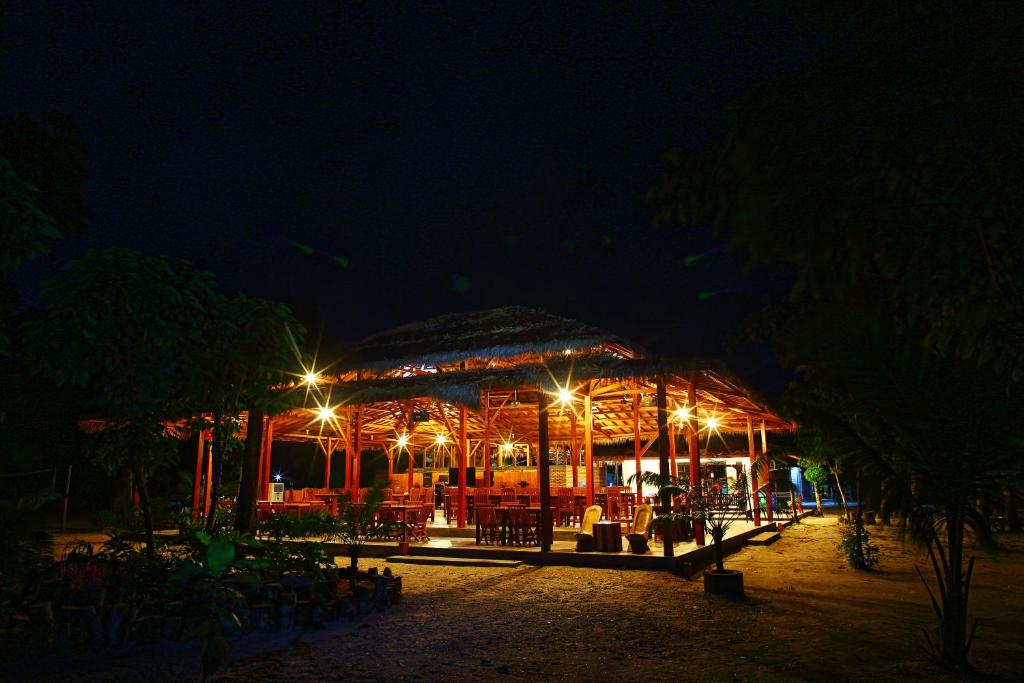 Leebong利布恩岛度假酒店的一间晚上有灯光的餐厅