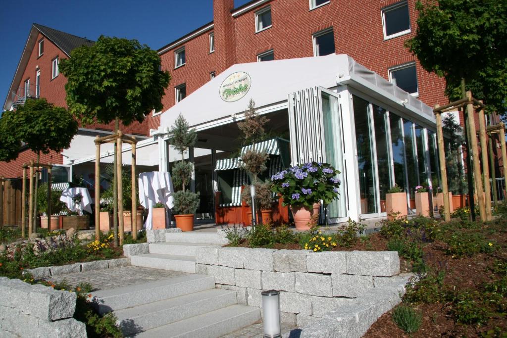 Hämelerwald弗里克餐厅酒店的鲜花砖砌建筑的前方