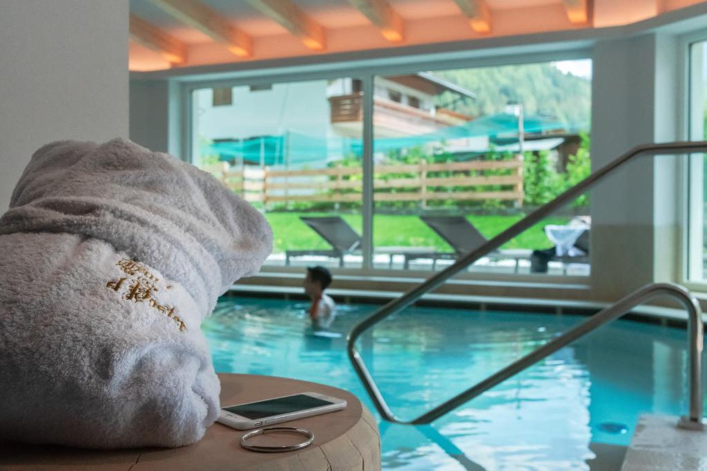 博萨迪法萨埃尔帕斯特酒店的游泳池旁的桌子上坐着毛巾