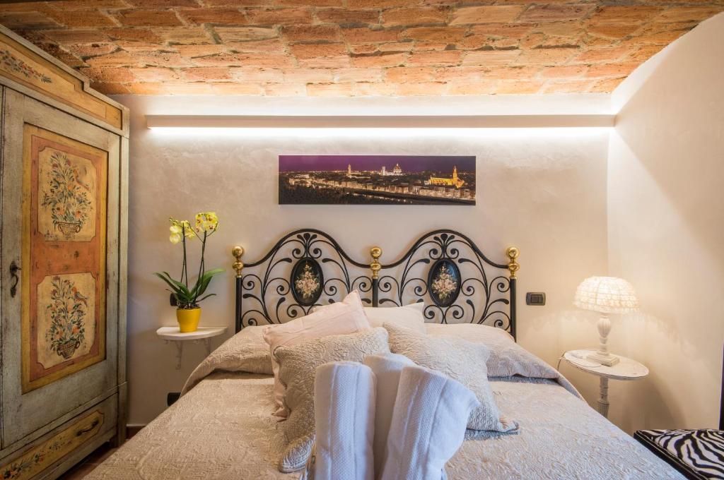 佛罗伦萨佛罗伦萨豪华公寓的一间卧室配有一张带白色毛巾的床