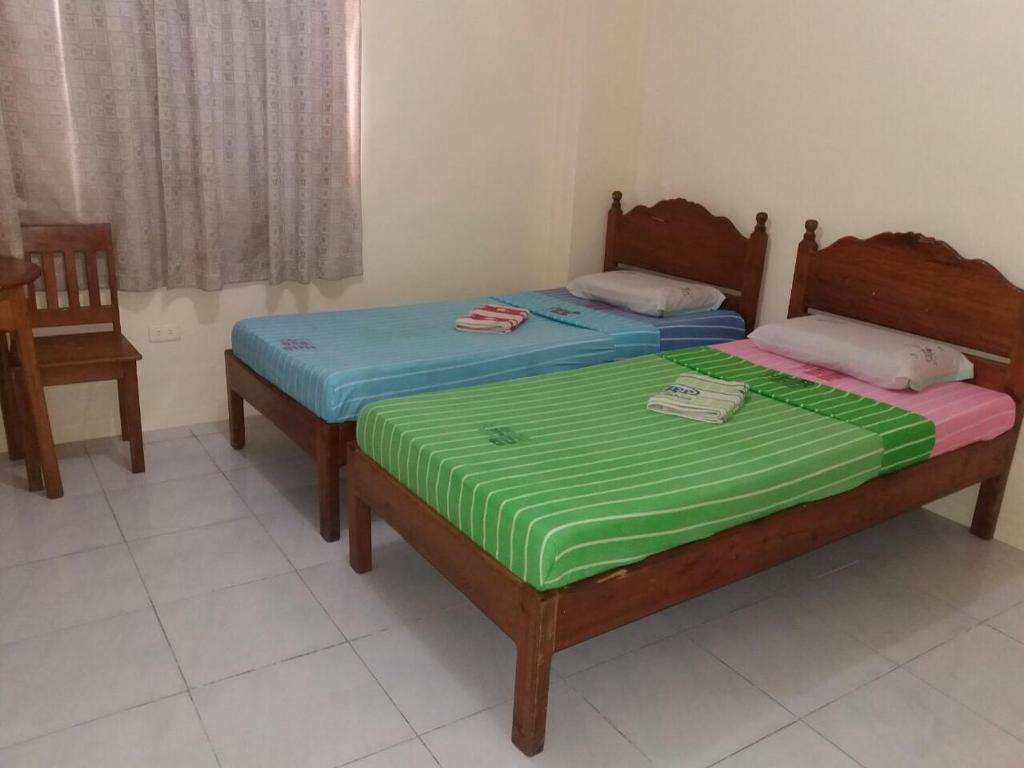 苏里高Eco Pension的带窗户的客房内设有两张单人床。