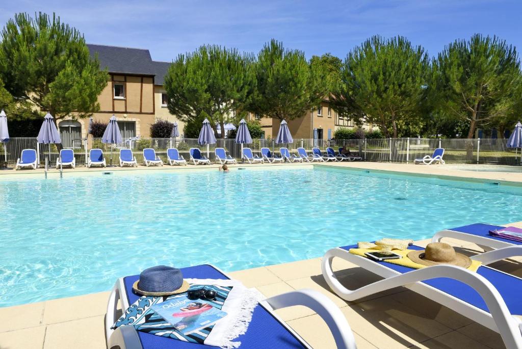 蒙蒂尼亚克欧黛丽丝拉莫迪慕南度假酒店的一个带躺椅的大型游泳池