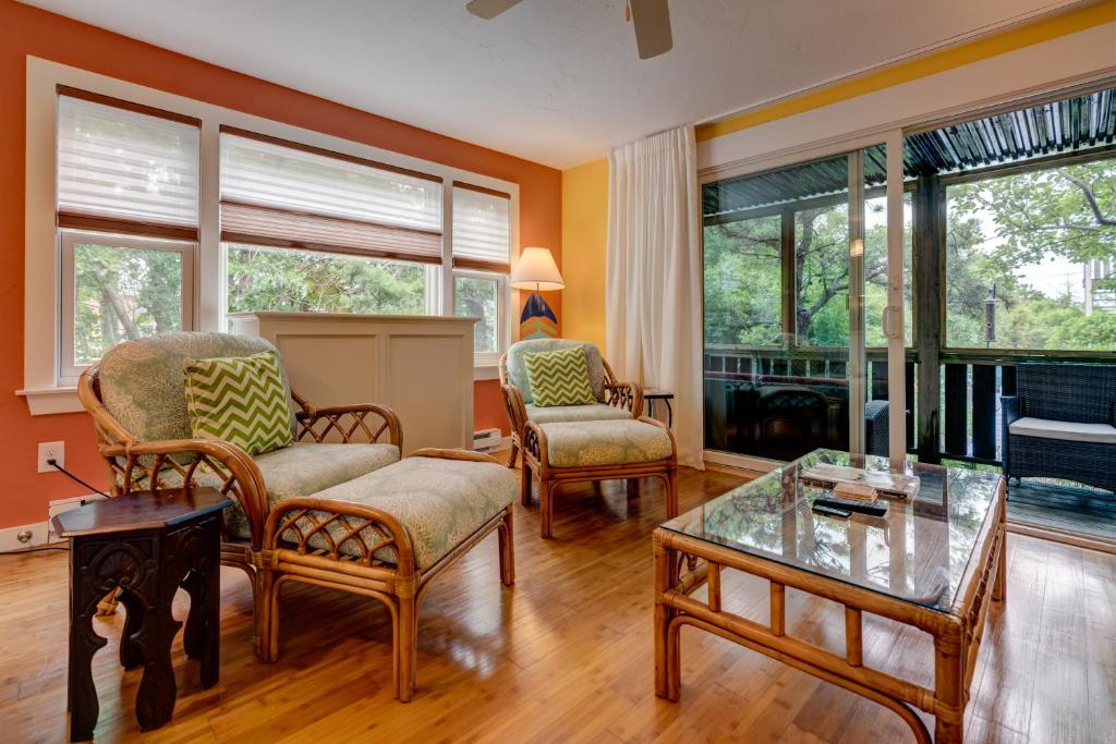 普罗温斯敦Endless Summer的客厅配有桌椅和窗户。