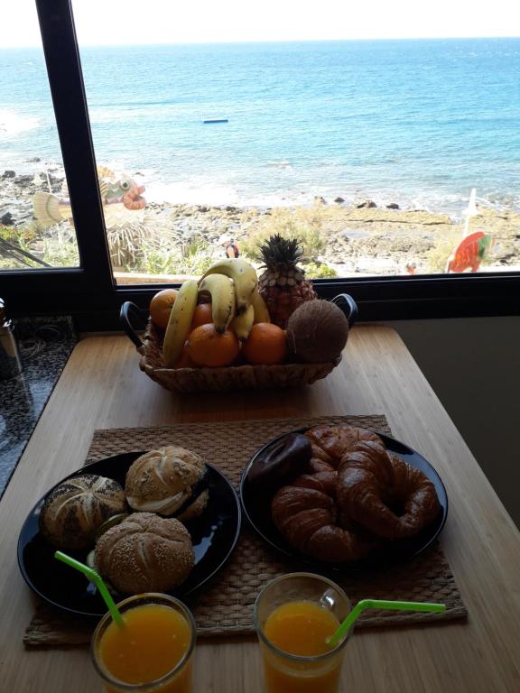 阿里纳加Maravillosas vistas al mar: Sounds of the Sea的一张带食物盘的桌子,享有海景