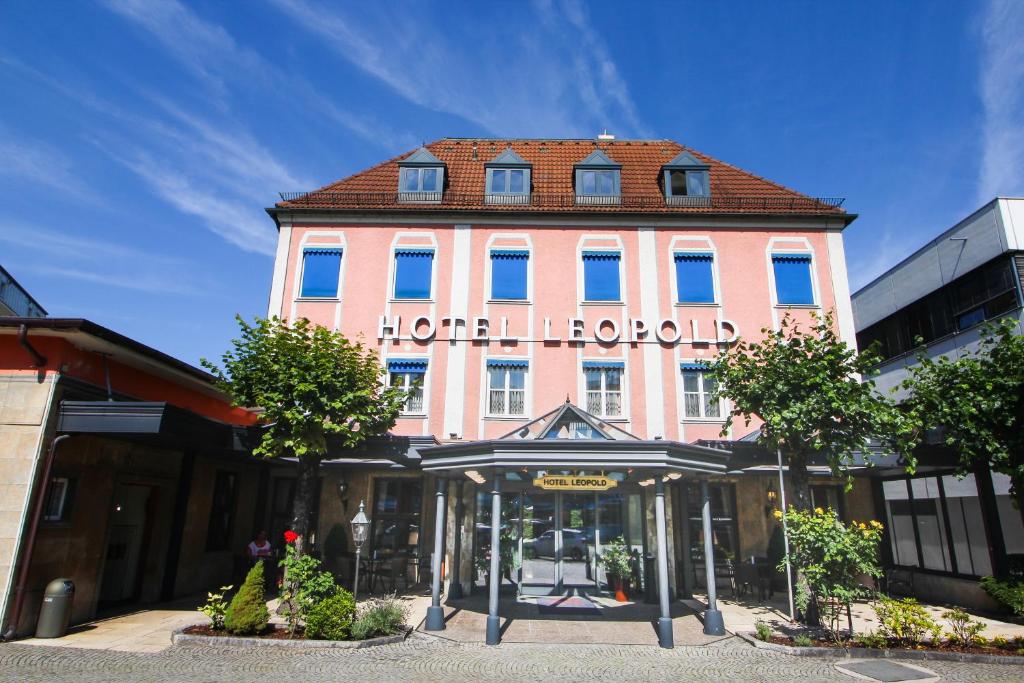 慕尼黑利奥波德酒店的一座大型粉红色建筑,上面写着“lodici酒店”