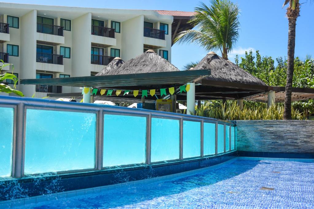 嘎林海斯港Marulhos Resort Porto De Galinhas的酒店前的游泳池