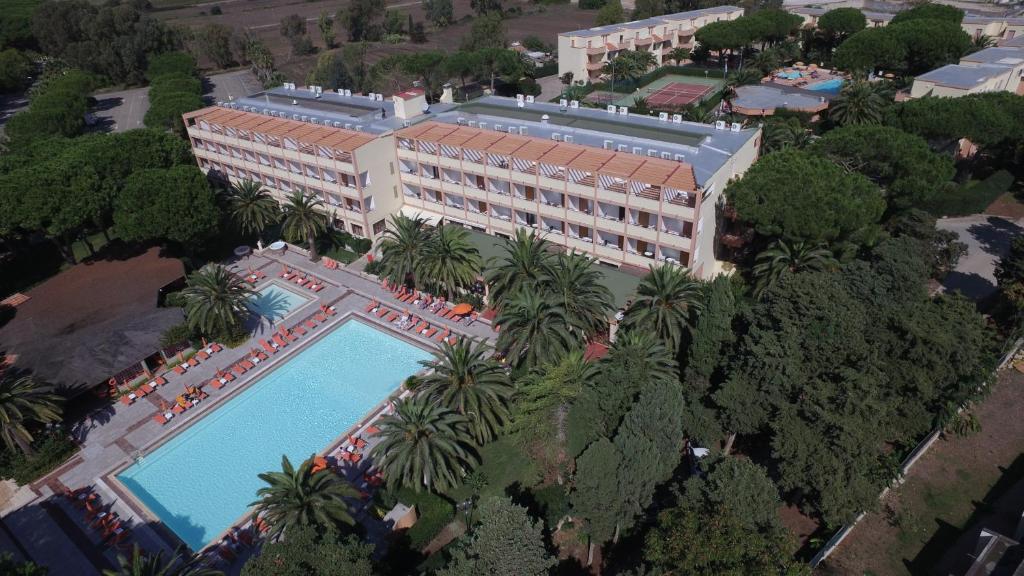 阿尔盖罗绿洲酒店的享有带游泳池的大型建筑的顶部景色