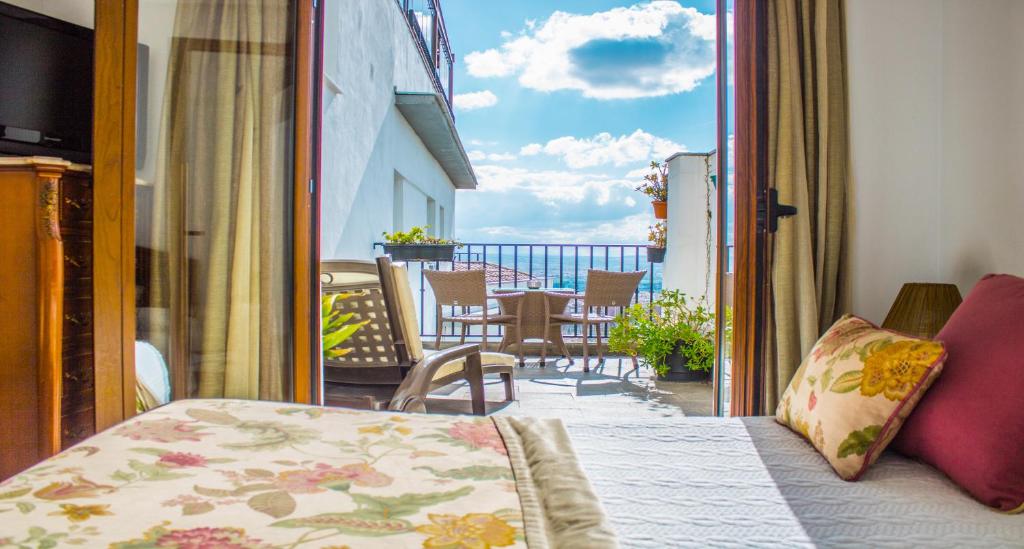 格拉纳达米拉多尔阿拉贝鲁赫酒店的客房设有一张床和一个美景阳台