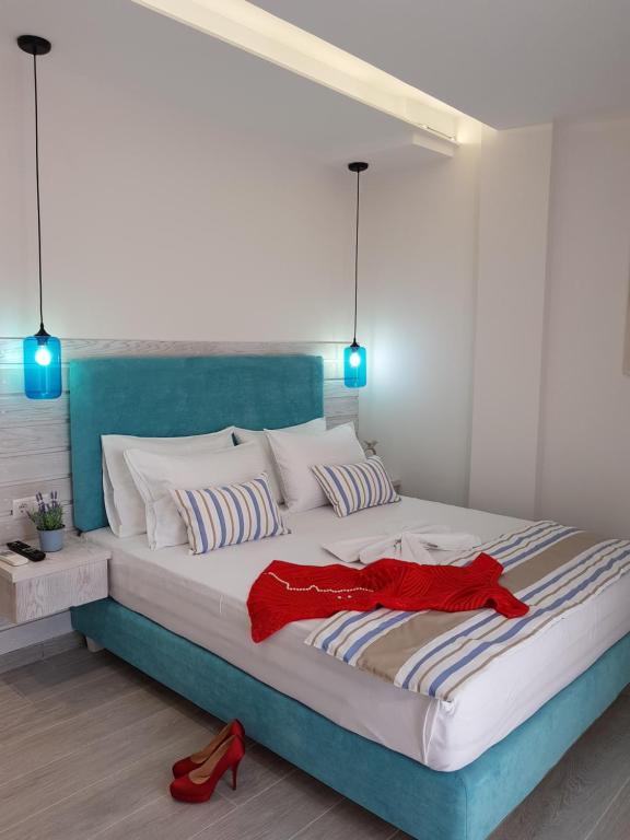 萨索斯麦缇斯凯斯瑞泽顿斯酒店的一间卧室配有一张大床和蓝色床头板