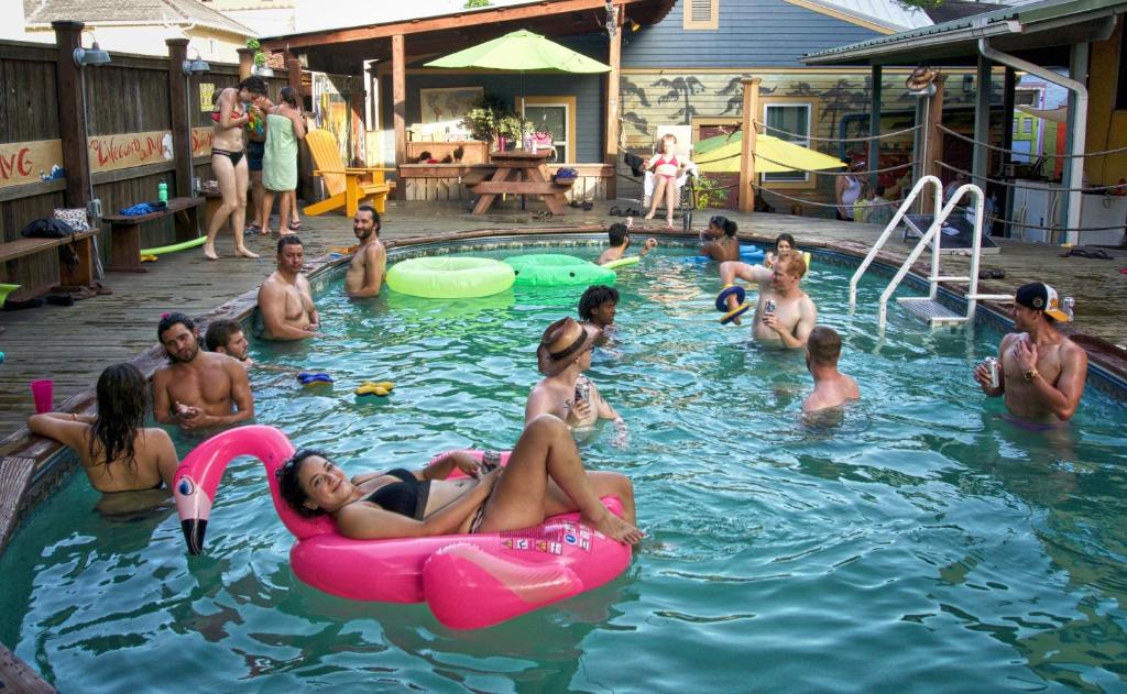 新奥尔良印度房子旅馆的一群人在游泳池里