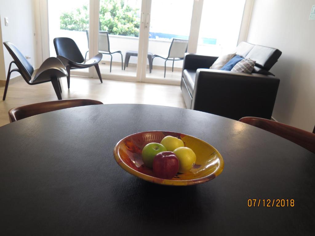 圣安德烈斯Tamarindo Centro Vip Apartment的坐在桌子上一碗水果