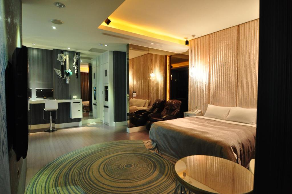 Ho-mei七星精品汽车旅馆的一间卧室设有一张床和一间客厅。