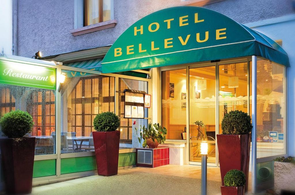 安锡Logis - Hôtel Restaurant Bellevue Annecy的一间酒店前方的商店