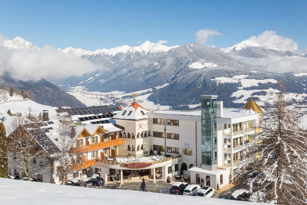 瓦尔道拉Bärenhotel的山底下雪中的酒店