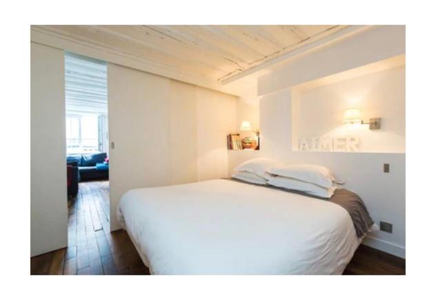 巴黎Chez Vous ST HONORÉ的卧室配有白色的床