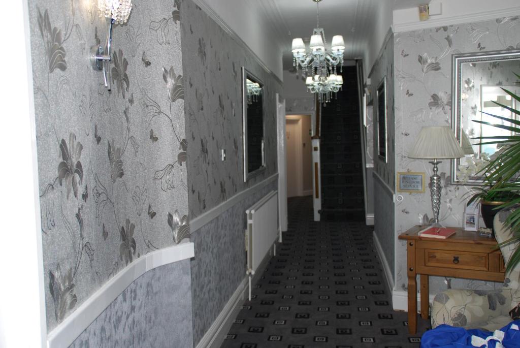 布莱克浦布林克利夫酒店的走廊上设有灰色壁纸的楼梯