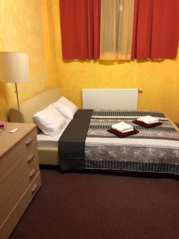 塞扎纳Motel Sofia的一间卧室配有一张床,上面有两条毛巾