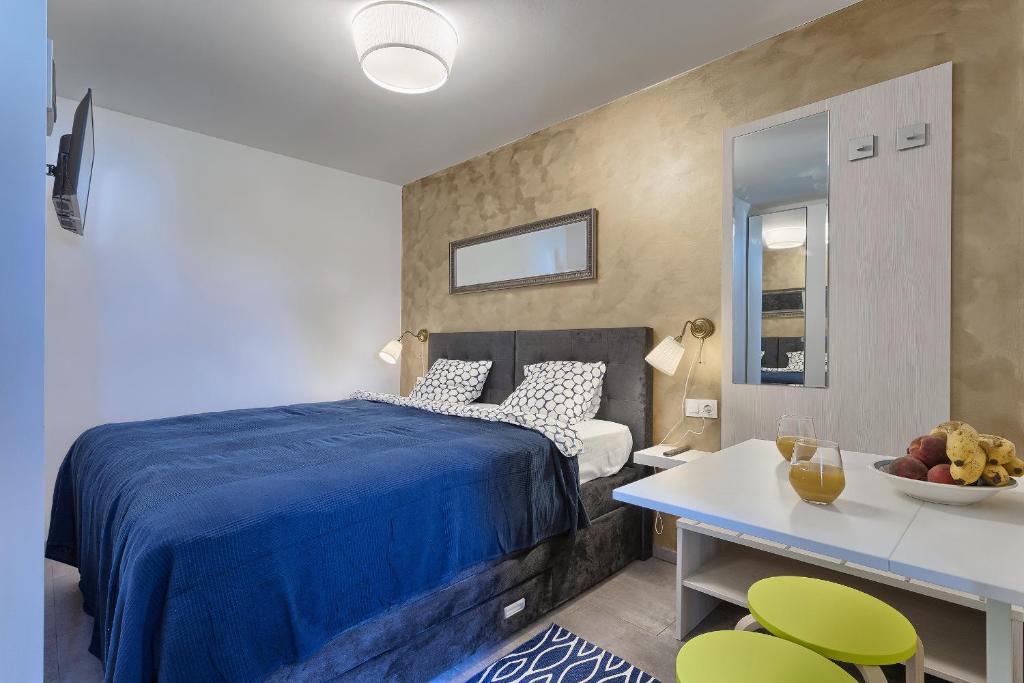 普拉Luxury flats in city centre的卧室配有一张床和一张桌子及椅子