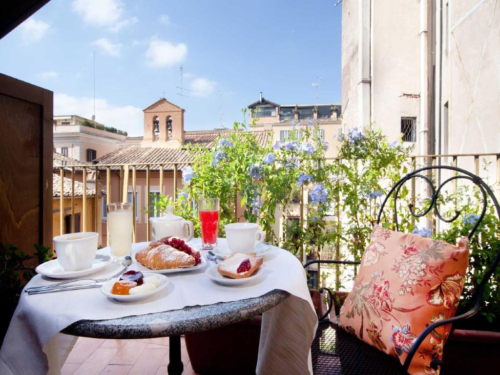 罗马潘泰翁旅馆的阳台上的桌子上摆放着食物和饮料