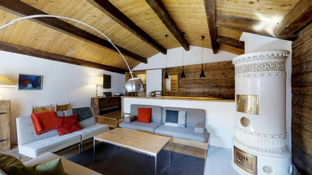 楚奥茨Fluor Hausteil的客厅配有两张沙发和一张桌子